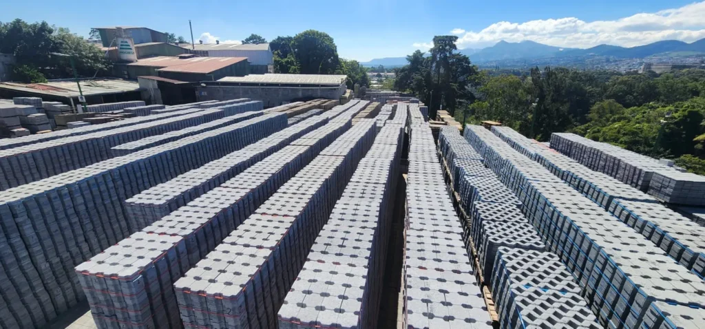 Adoquines ecológicos y bloques de concreto apilados para proyectos de pavimentación exterior y urbanismo.