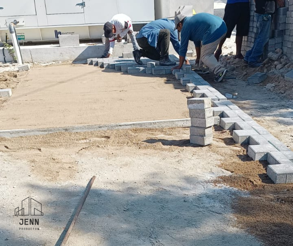 Instalación de adoquines de concreto tipo cruz sobre cama de arena en Guatemala