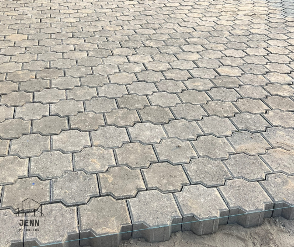 Primer plano de adoquines de concreto tipo cruz instalados con precisión para proyectos en Guatemala.